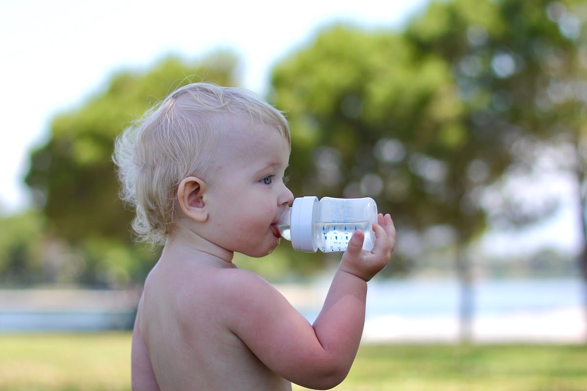 Agua purificada y su impacto en la salud infantil